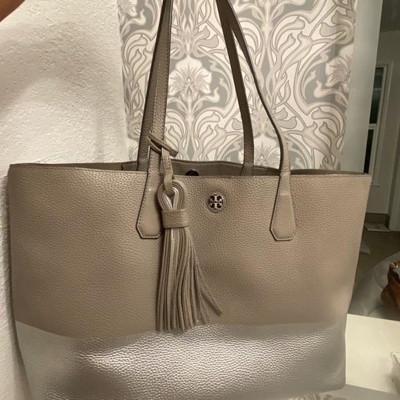 Tory!! EUC Tory Burch Huge Bag w/ Tassell - Picture 3 of 12